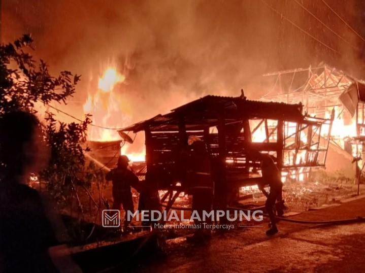 Diduga Akibat Arus Pendek Listrik, Tiga Rumah di Pekon Buaynyerupa Ludes Terbakar