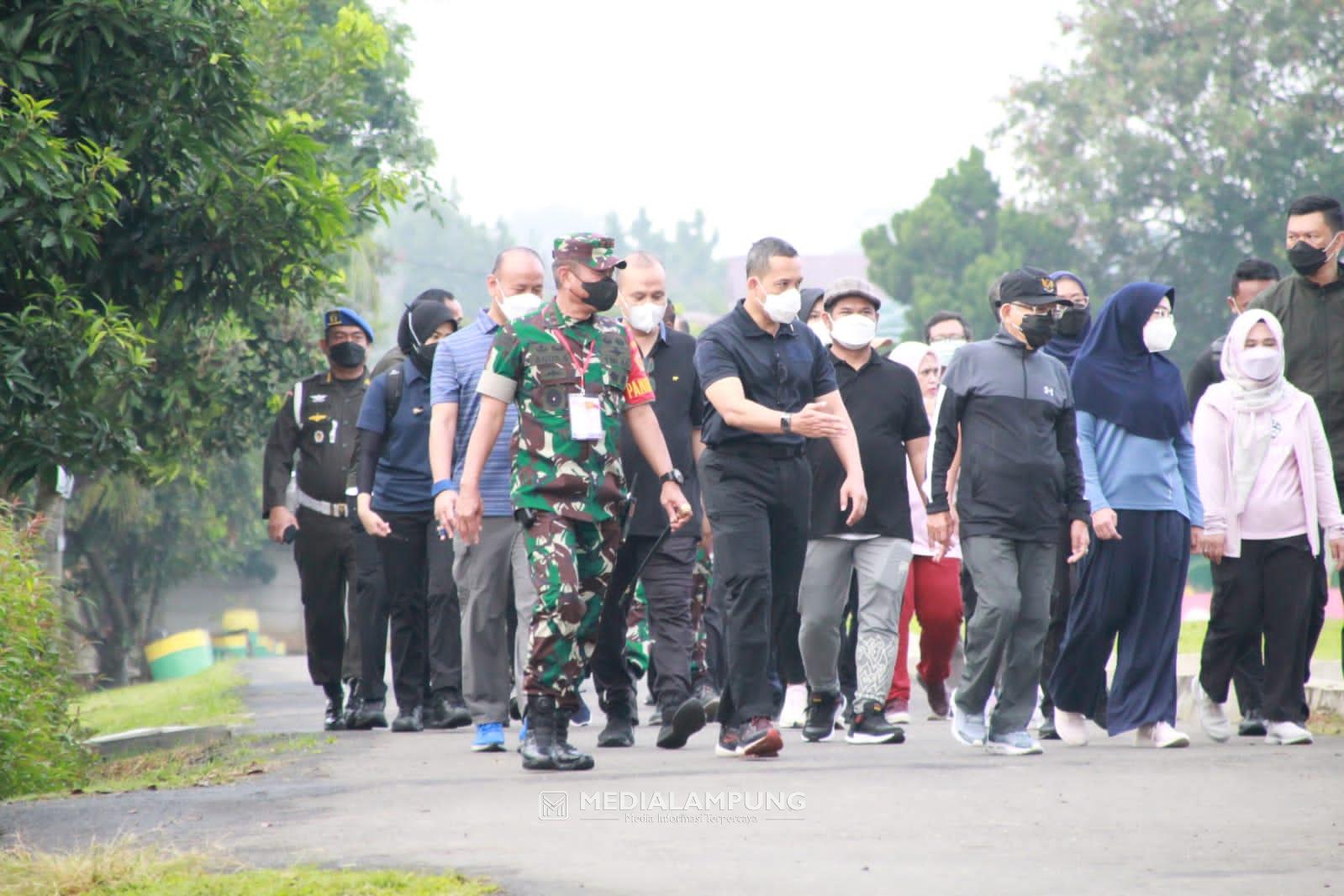 Dandim Faisol Izuddin Karimi Ikut Dampingi Wapres RI Laksanakan Olahraga di Kompi B Yonif 143/Twej