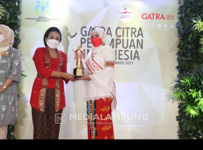 Dewi Handajani Terima Penghargaan Gatra Citra Perempuan Indonesia