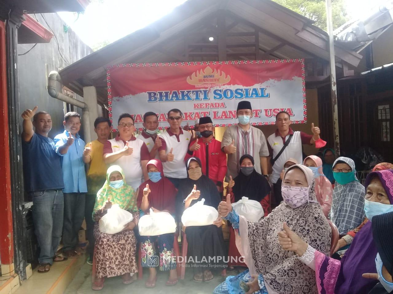 Puluhan Lansia di Kubuperahu Mendapat Bantuan Sembako