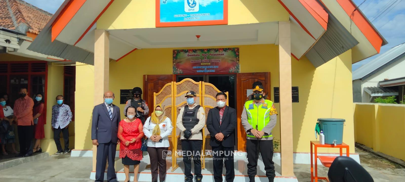 Personel Polsek Panjang Bersama Linmas Lakukan Pengamanan di Gereja Pantekosta