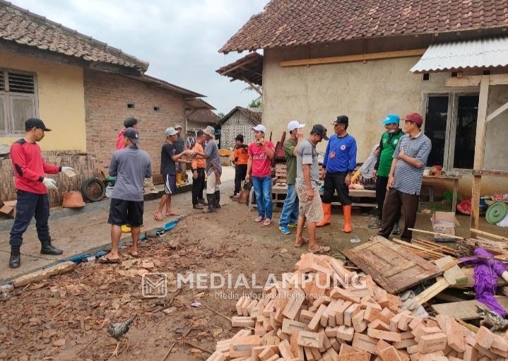 Dihempas Angin Kencang, Satu Rumah di Pagelaran Roboh