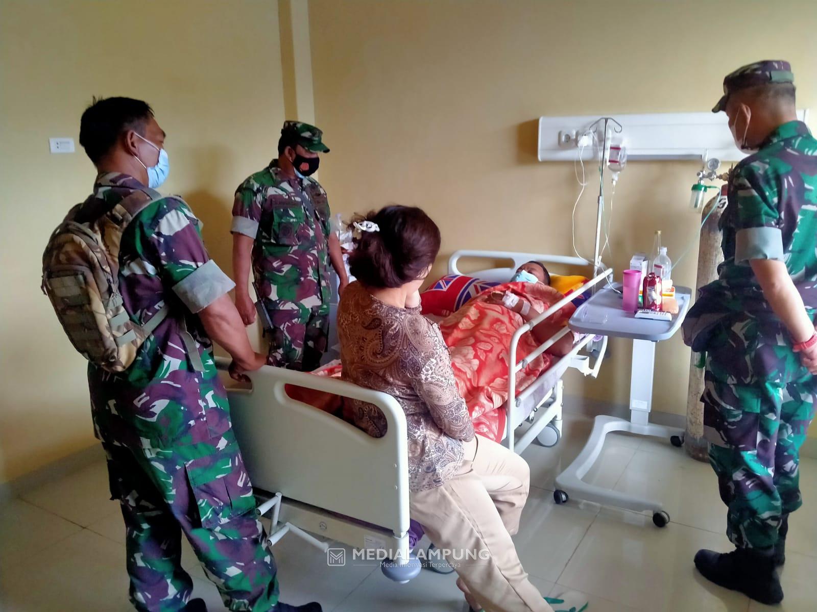 Wujud Kepedulian, Danramil Kedaton Jenguk Personel yang Sedang Sakit