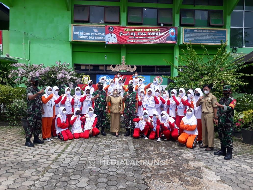 Tanamkan Kedisiplinan, Babinsa Koramil TKT Latih PBB Pelajar SMPN 19 Bandarlampung