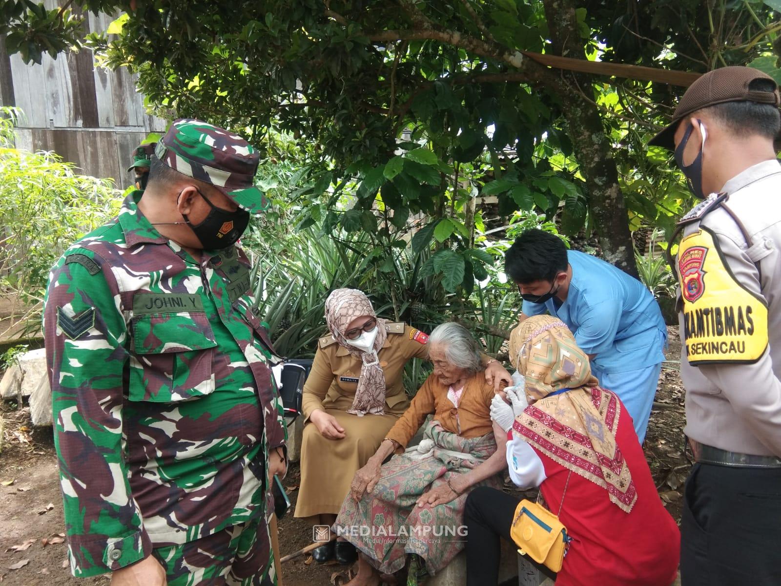 Nakes, TNI-Polri dan Peratin Layani Vaksinasi Para Lansia Secara Door To Door