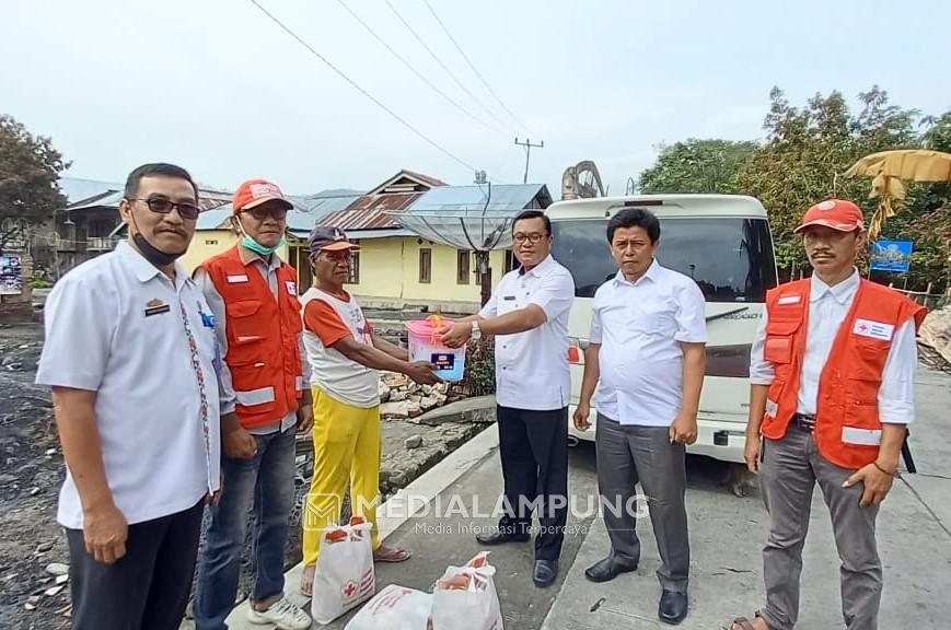 Bantu Korban Kebakaran, PMI Lambar Salurkan Higiene Kit dan Sembako