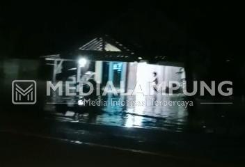 Hujan Deras, Way Tenumbang Meluap Hingga ke Pemukiman Warga