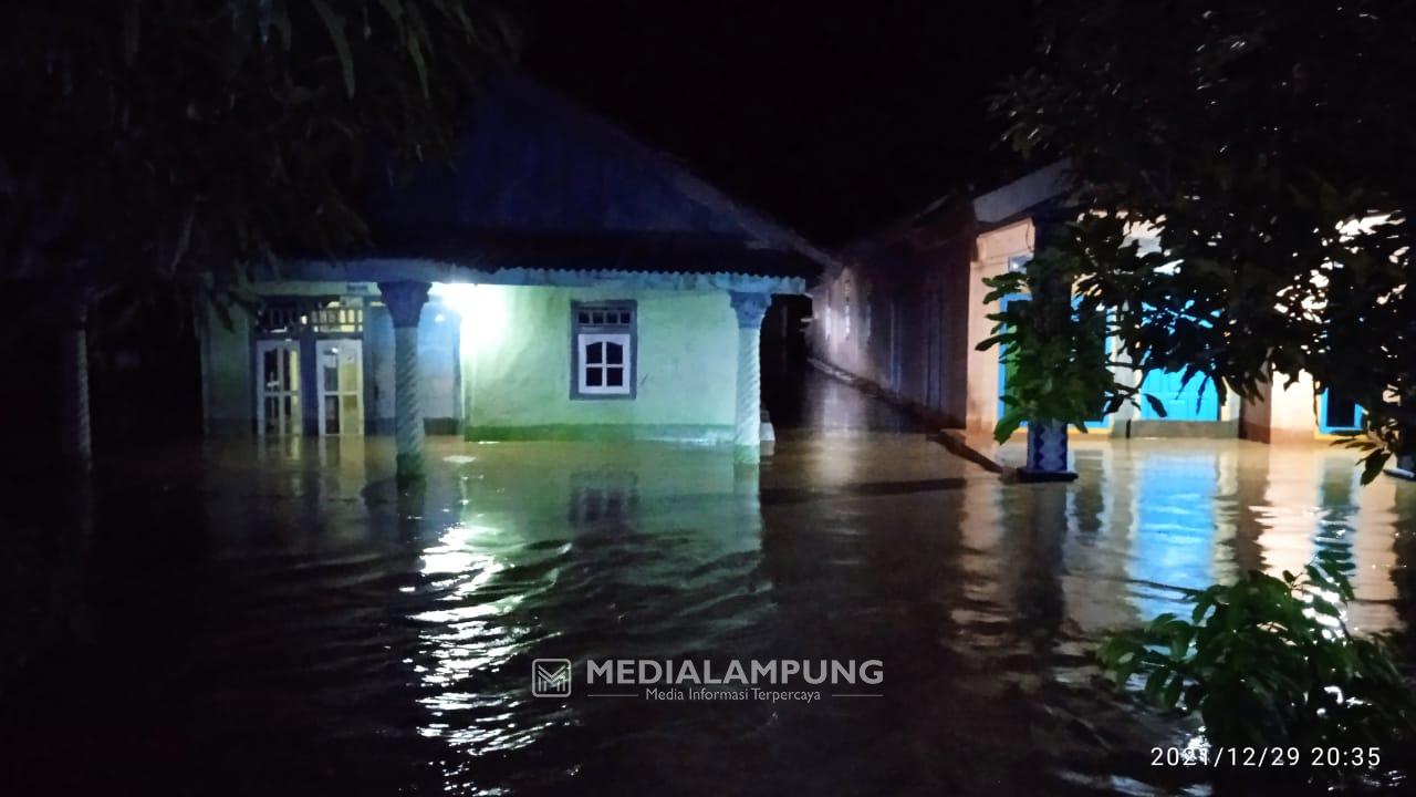Ketinggian Banjir Capai Satu Meter, Plt. Camat Pantau Kondisi Warganya