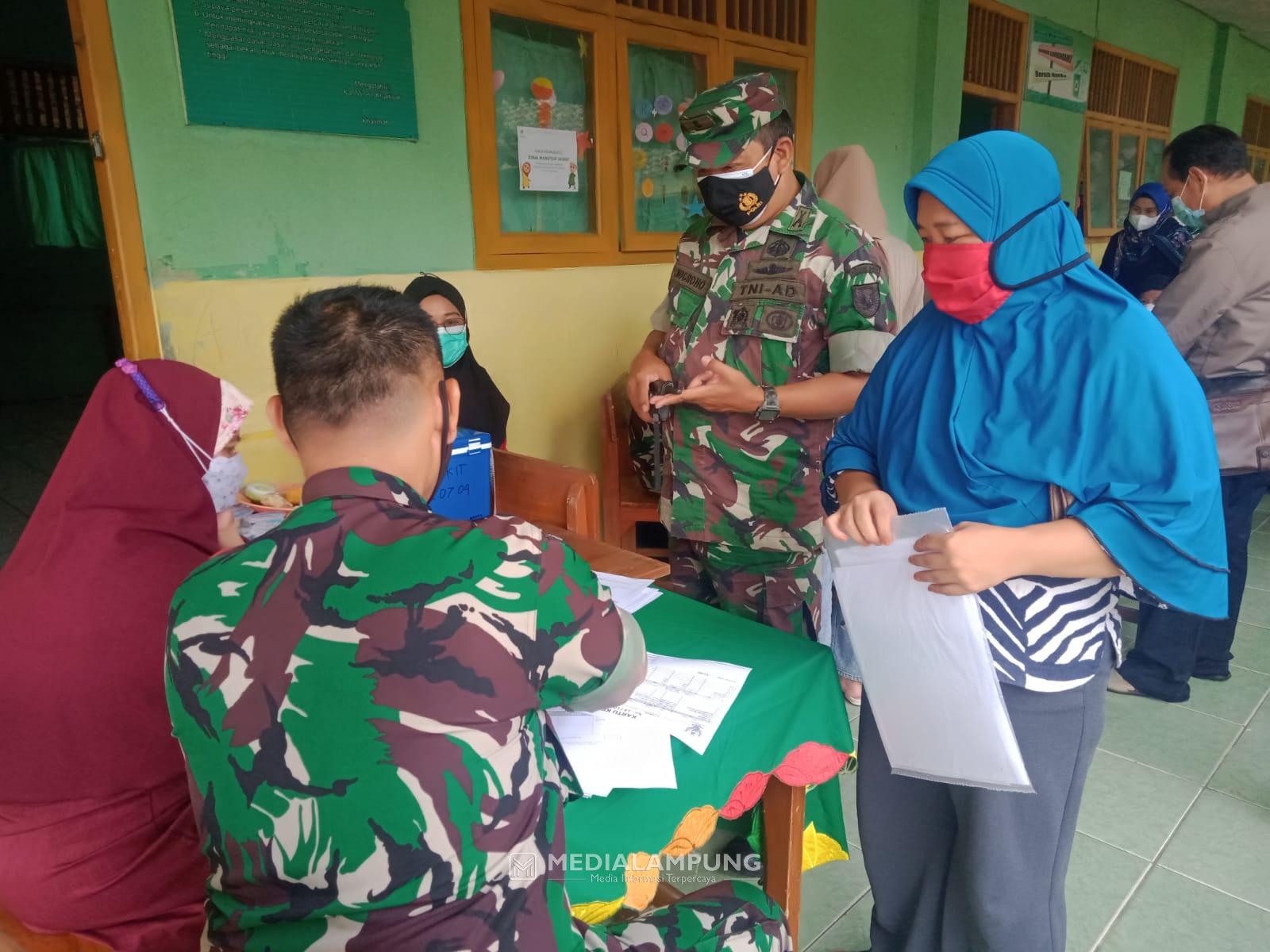 Koramil Kedaton Gelar Vaksinasi Bagi Pelajar di SD Mis Al-Khairiyah