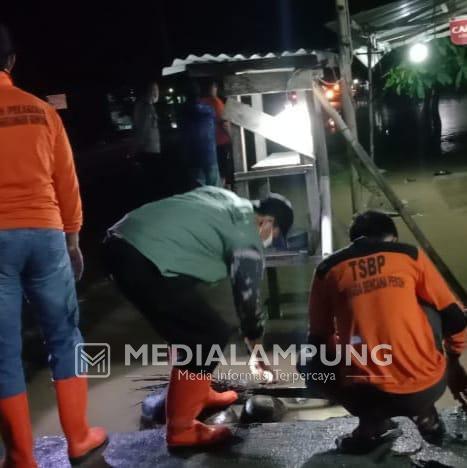 Pasca Banjir, TSBP Bantu Warga Bersihkan Bersihkan Sisa Material Banjir