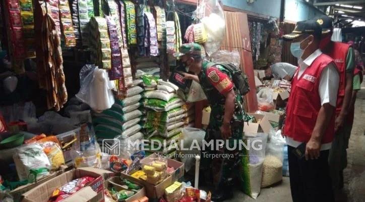 Lurah dan Satgas Cek Ketersediaan Sembako di Pasar