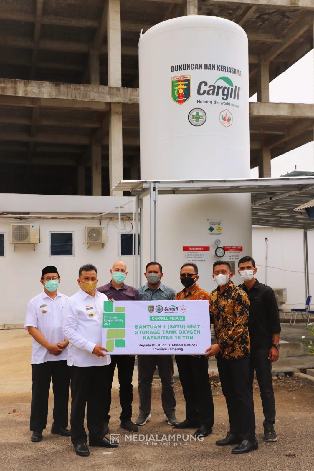 Direktur RSUDAM Terima Bantuan Storage Tank Oxygen Kapasitas 10 Ton dari PT Cargill Indonesia