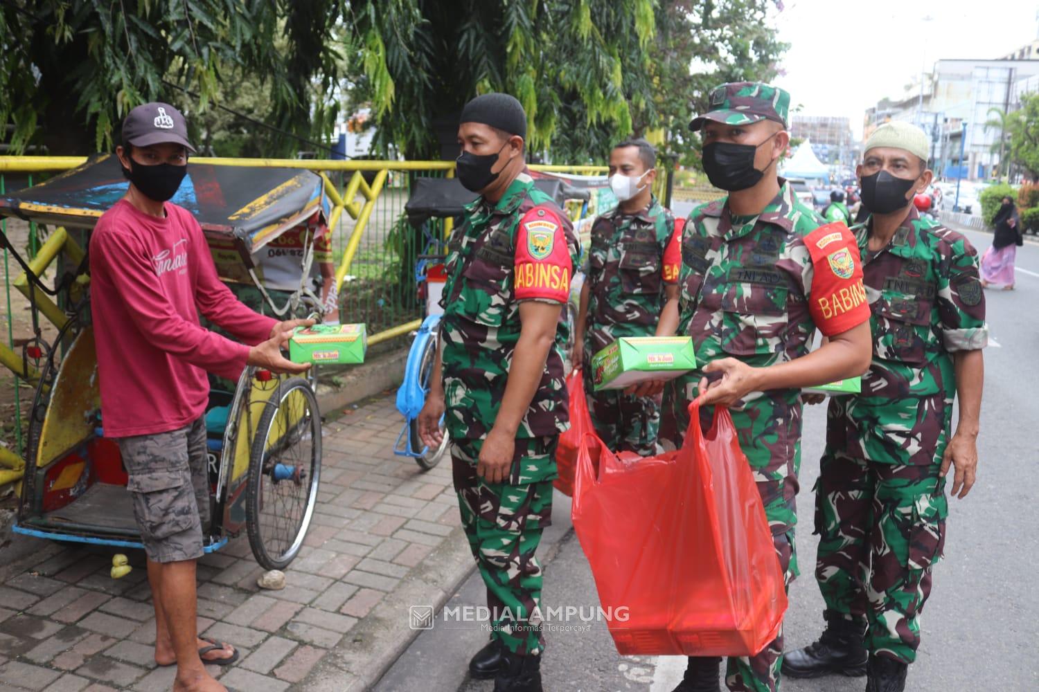 Wujud Kepedulian, Koramil TKP Bagikan Nasi Kotak Gratis ke Warga Binaan