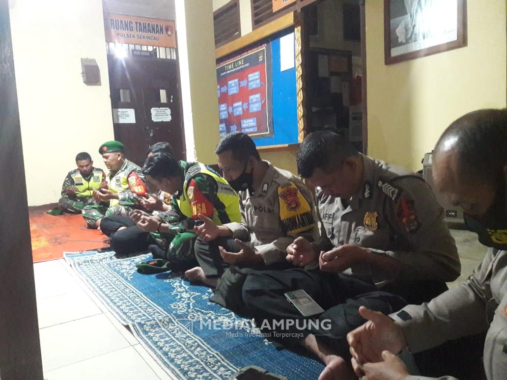 Malam Pergantian Tahun Polsek Sekincau Doa Bersama TNI Koramil Belalau