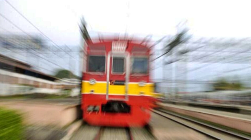 Driver Ojol Nyaris Tewas Disambar Kereta Api