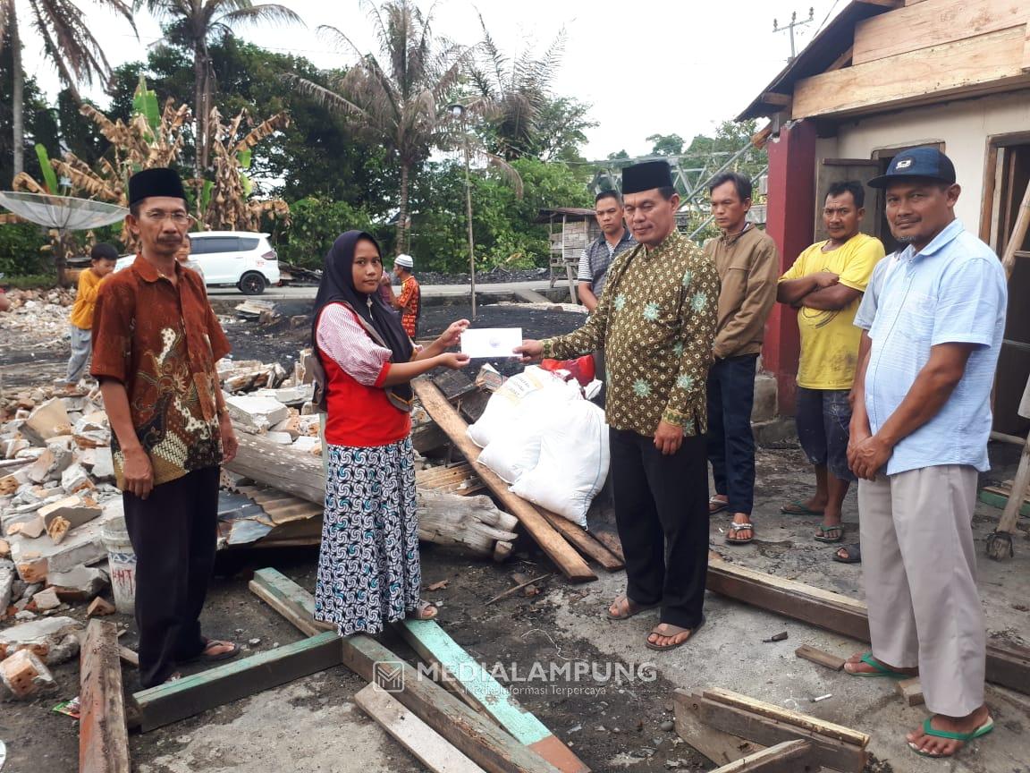 Warga Muhammadiyah Lambar Bantu Para Korban Kebakaran di Sukau