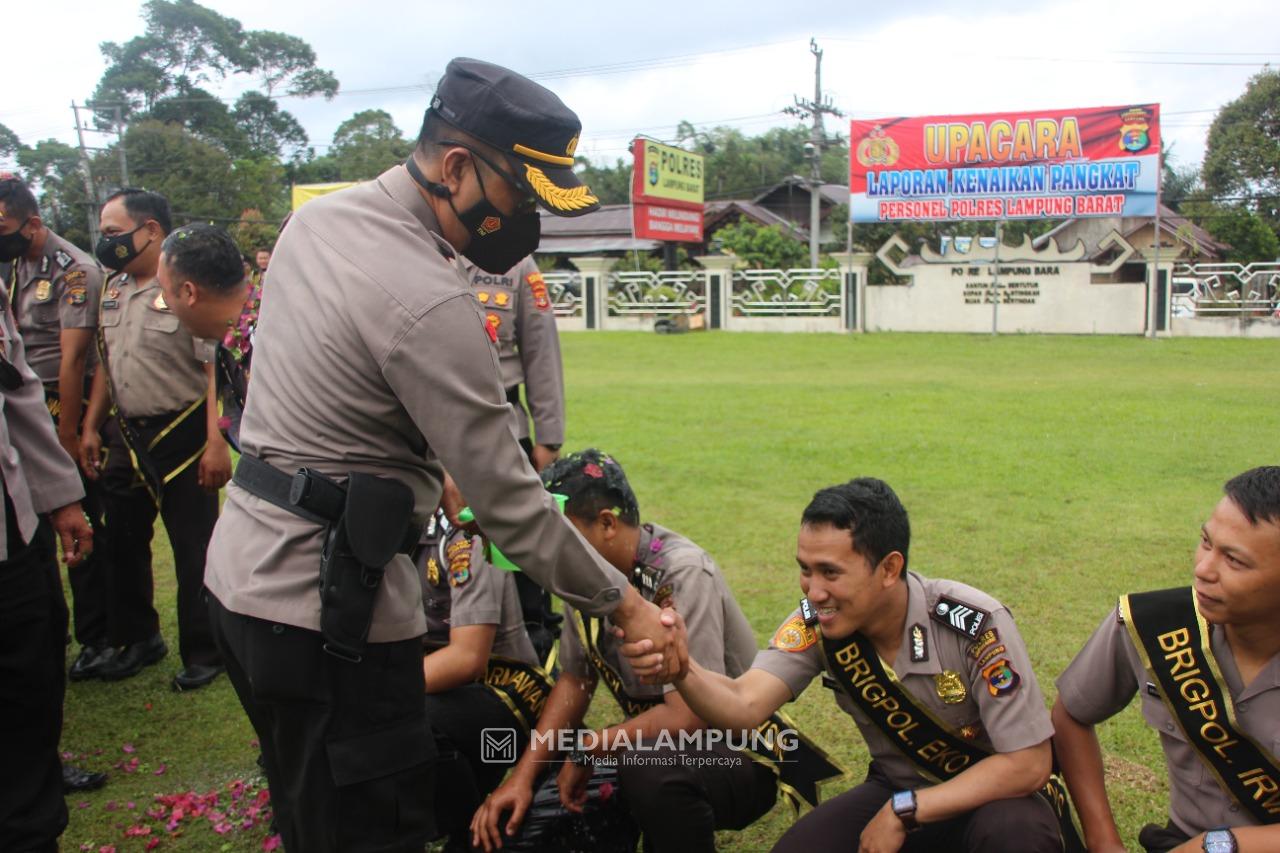 51 Personel Polres Lambar Terima Kenaikan Pangkat