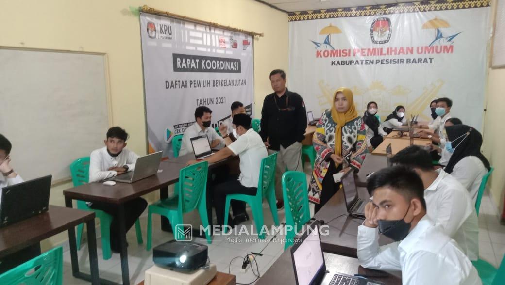 Calon Peserta PPNPN Ikuti Tes Tertulis di KPU Pesbar