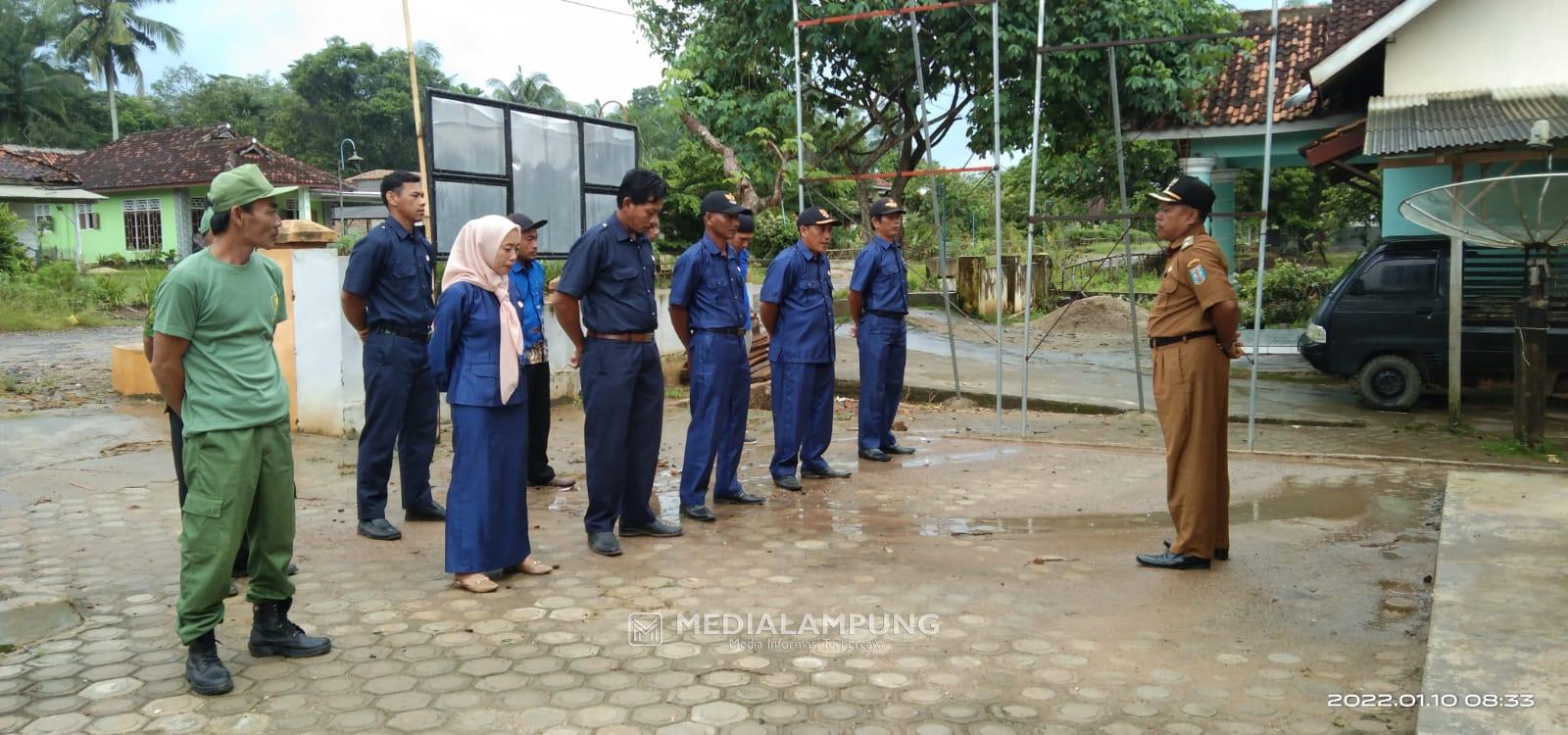 Aparatur Kampung Kotabaru Tetap Apel Meski Diguyur Hujan