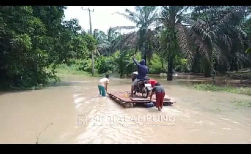 Mengais Rejeki di Tengah Musibah