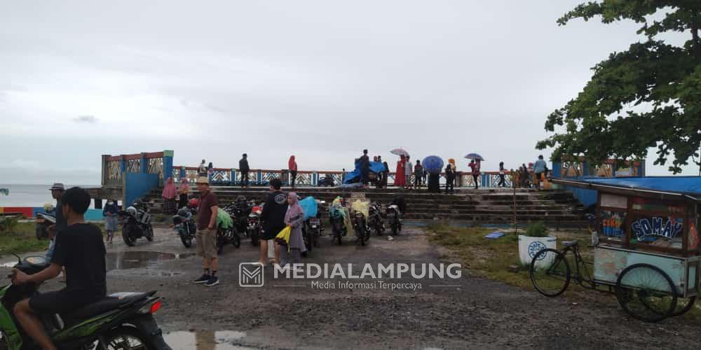 Aneh! Wisata Labuhan Jukung Ditutup Tapi Tetap Banyak Pengunjung