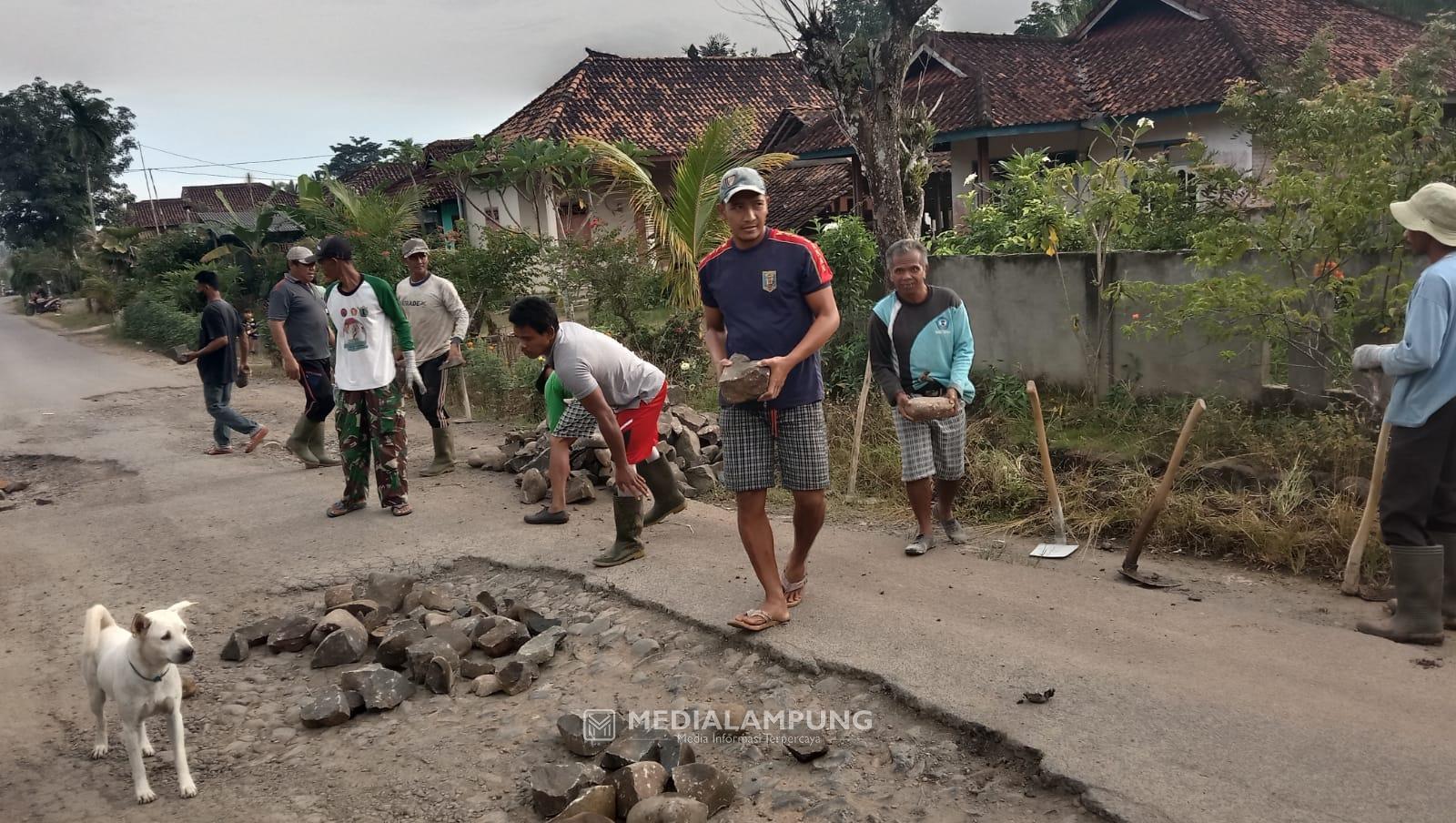 Warga Bali Sadar Utara Gotong Royong Perbaiki Jalan Berlobang