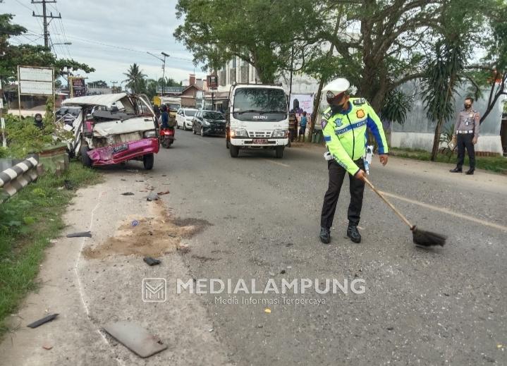 Tabrakan Pick Up vs Truk, Tiga Orang Terluka