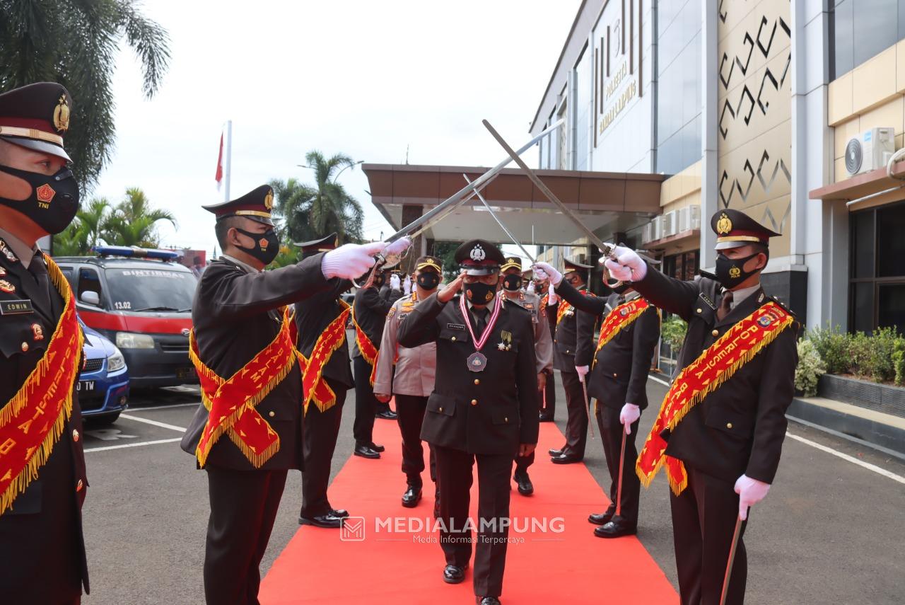 Suasana Haru Iringi Pelepasan Purna Tugas Personel Polresta Bandarlampung