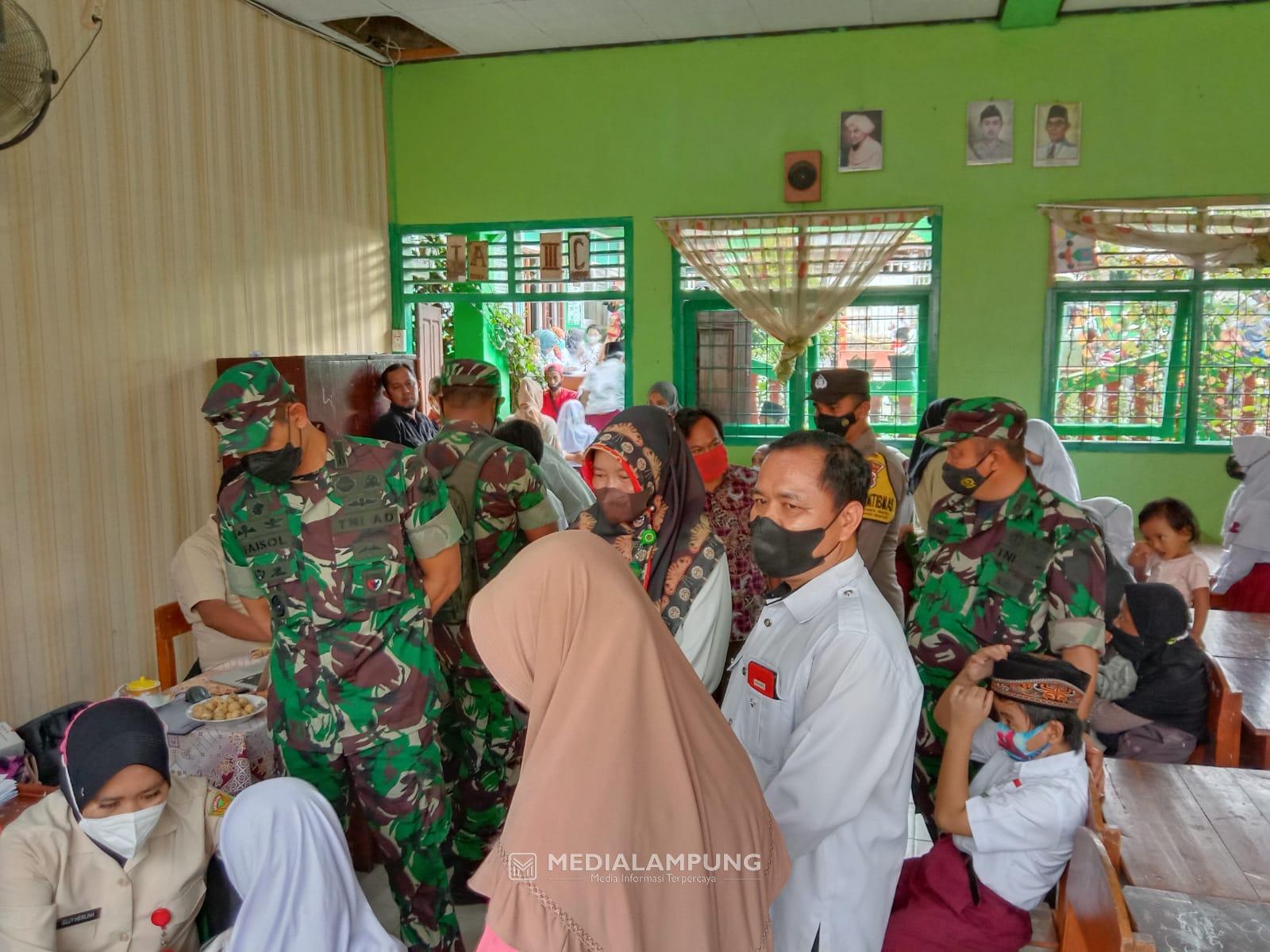 Dandim KBL Tinjau Pelaksanaan Vaksinasi Covid-19 di MIN 9 Bandarlampung