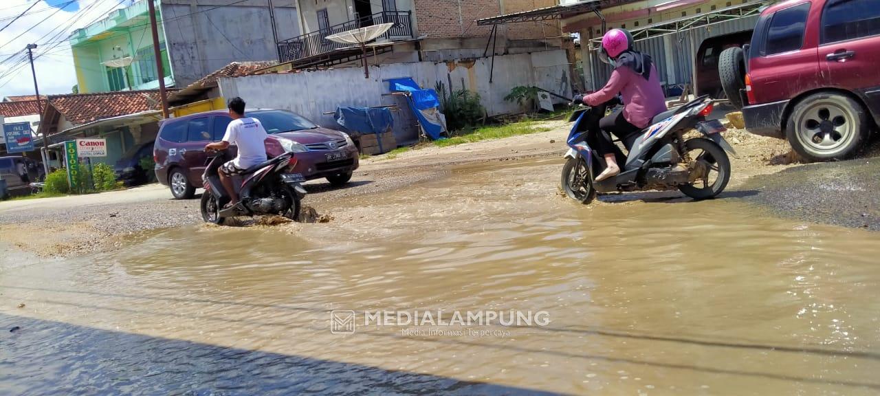 Genangan di Tengah Kota Membahayakan Pengguna Jalan