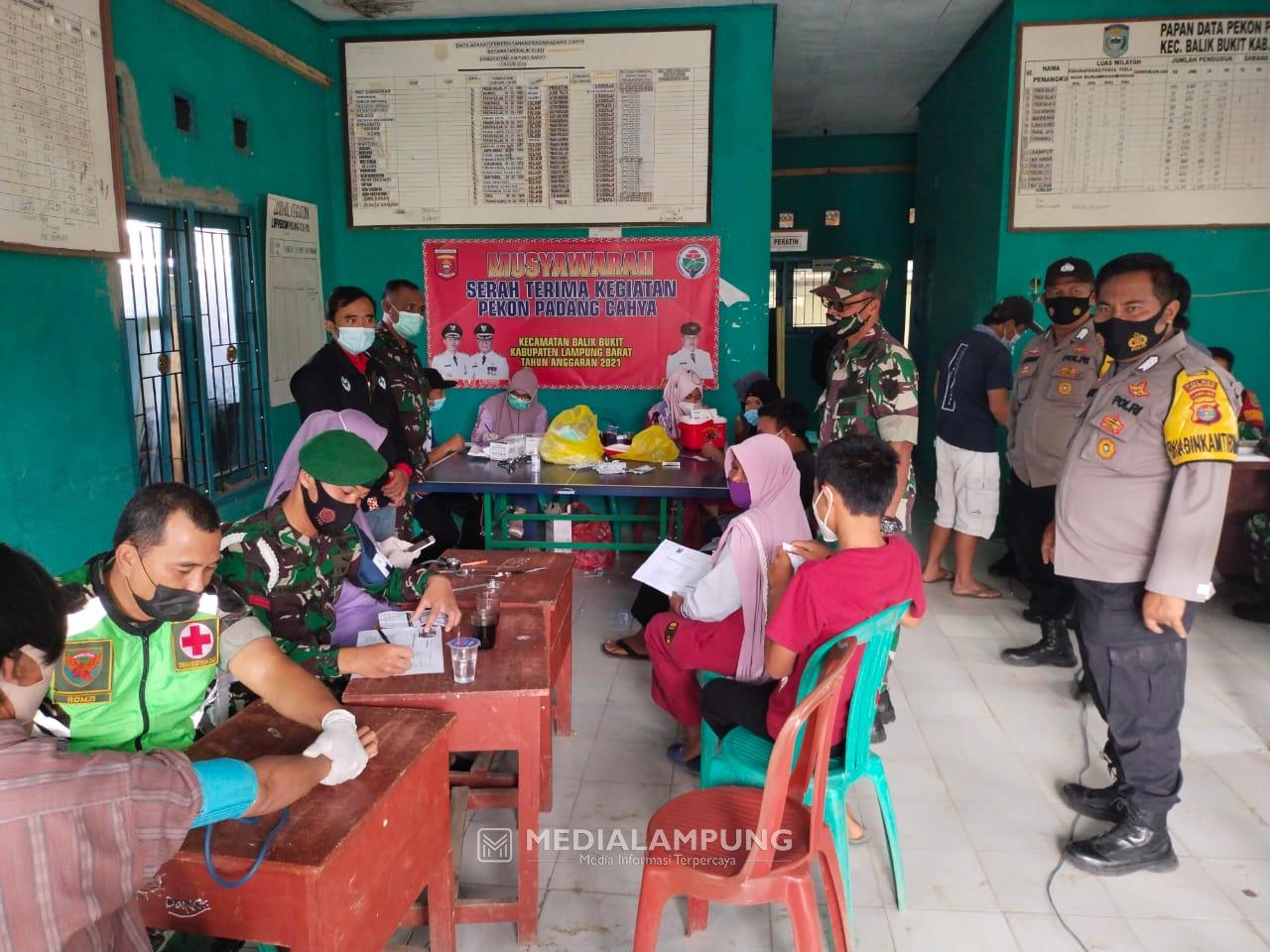 Kolaborasi TNI-Polri dan Puskesmas Liwa Kejar Capaian Target Vaksin 