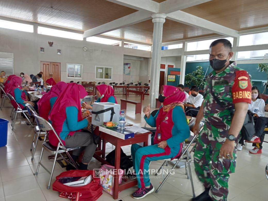 Babinsa Serda Jamaludin dan Bhabinkamtibmas Pantau Serbuan Vaksin di Wilayah Binaan