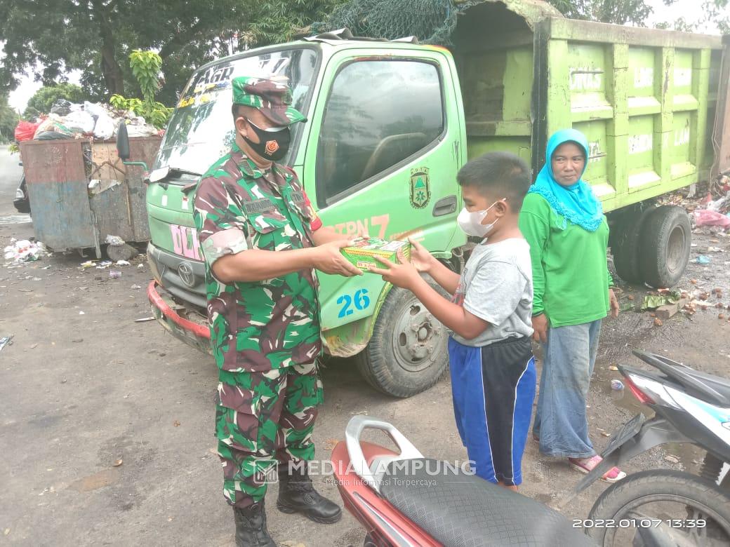 Di Tengah Pandemi Covid, Koramil Kedaton Berbagi Nasi Kotak untuk Warga Wilayah Binaan