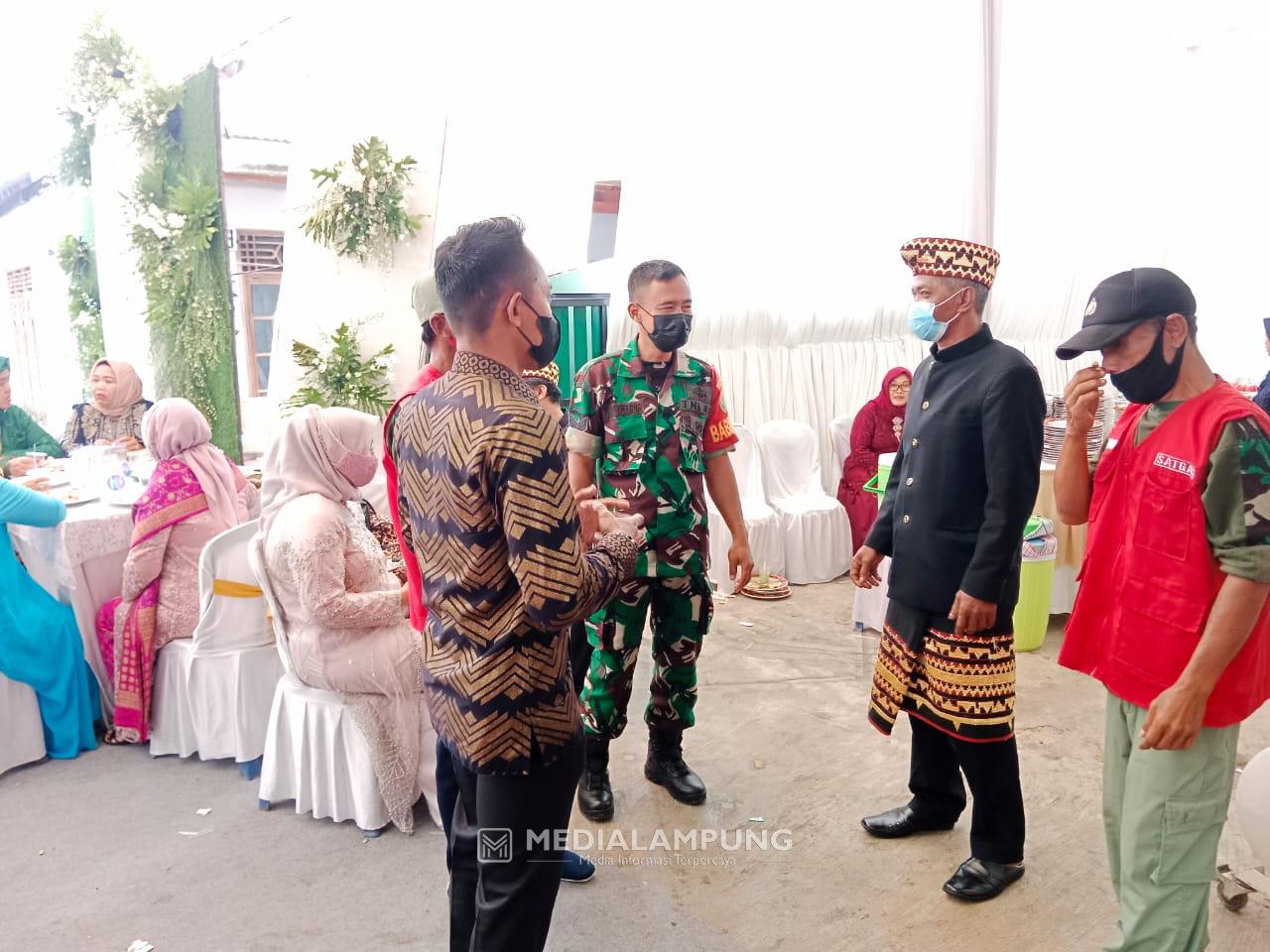 Cegah Penyebaran Covid-19, Babinsa Sertu Mari Untung Imbau Warga Patuhi Prokes
