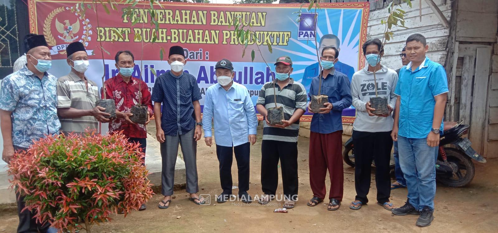 Wujudkan Kampung Sentra Buah, Alimin Abdullah Bagikan 600 Bibit Durian