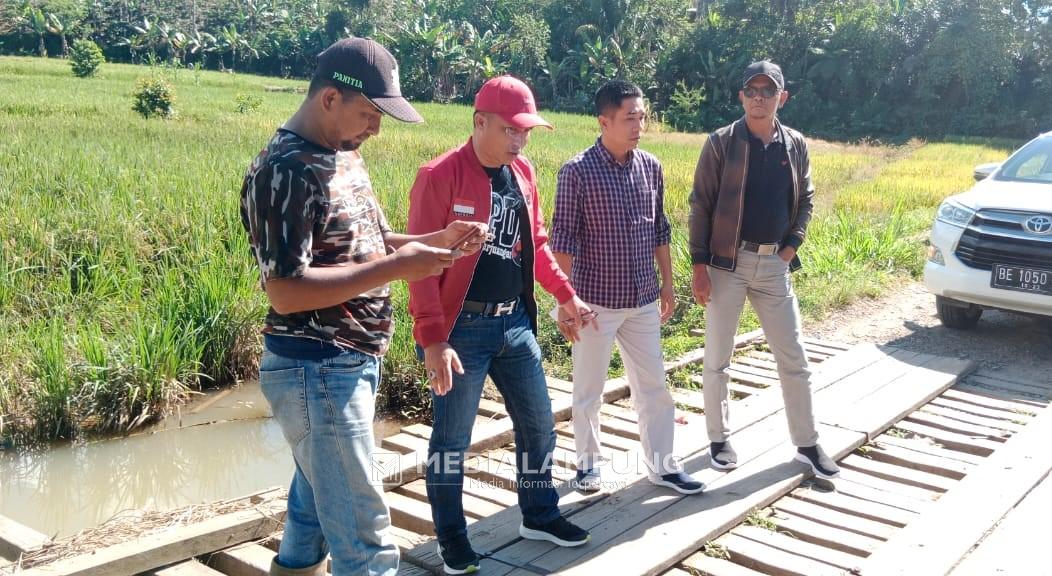 Bupati dan Ketua DPRD Lambar Tinjau Jalan Rusak di Puramekar 