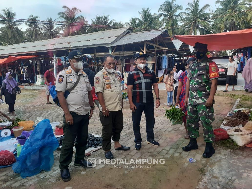 Seluruh Pedagang di Pasar Minggu Pekon Negeri Ratu Ngambur Pindah