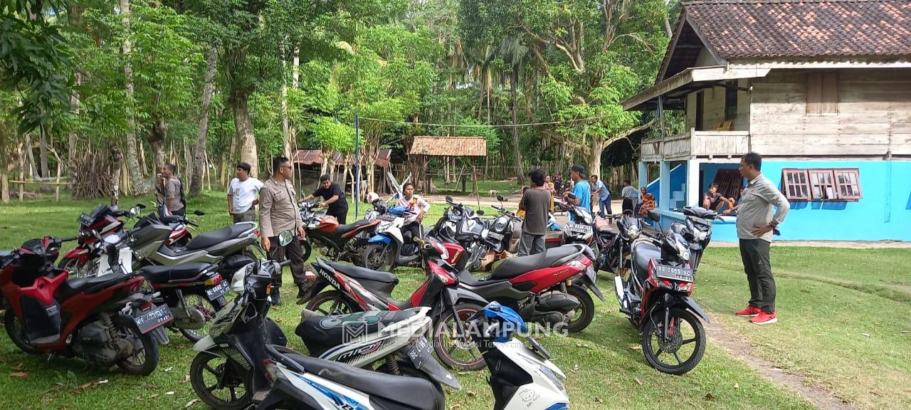 Gerebek Judi Sabung Ayam Polisi Amankan Puluhan Kendaraan Sepeda Motor