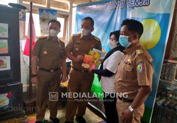 Serahkan Bantuan Buku, Wabup Fauzi Ajak Semua Pihak Wujudkan Predikat Daerah Literasi