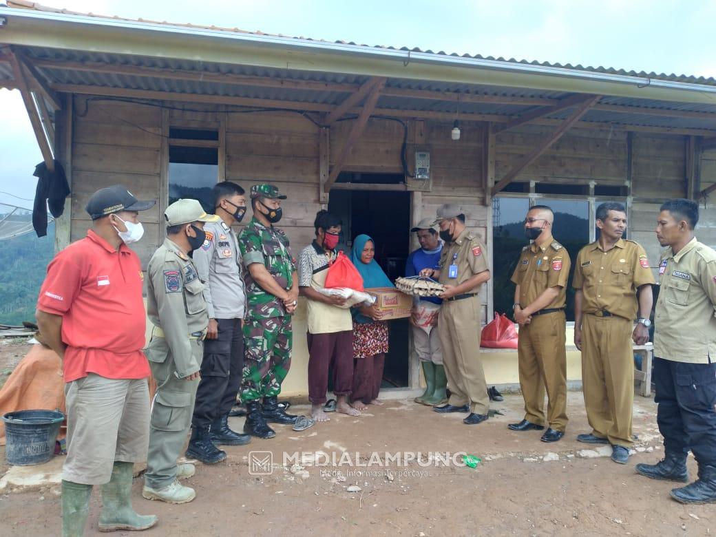 Dinsos Lambar Gerak Cepat Salurkan Bantuan Korban Cuaca Ekstrim di Pekon Simpangsari 