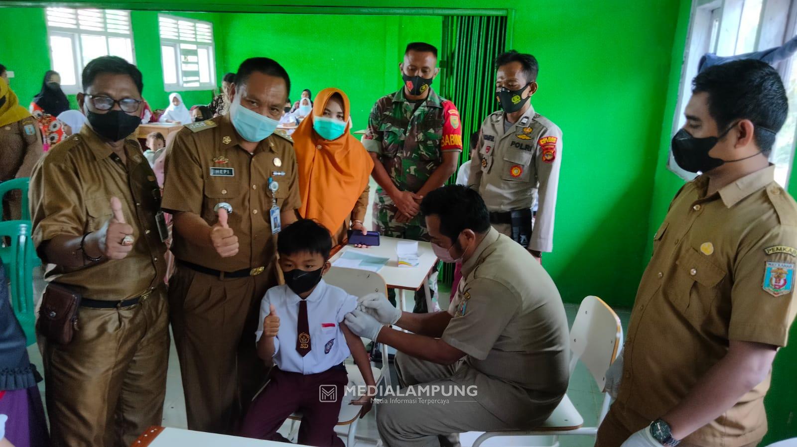 Camat Hepi Aryanto Tinjau Pelaksana Vaksinasi di SDN 01 Negeri Agung