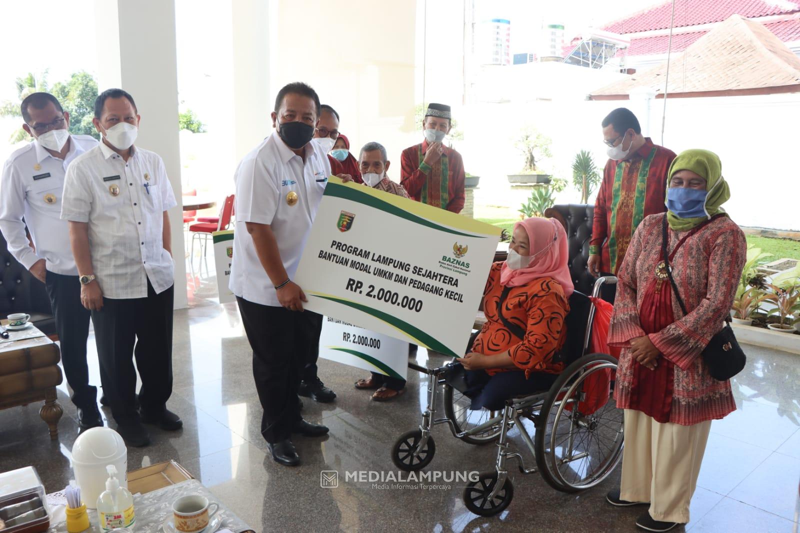 Gubernur Arinal Salurkan Bantuan Baznas untuk 100 UMKM se-Lampung