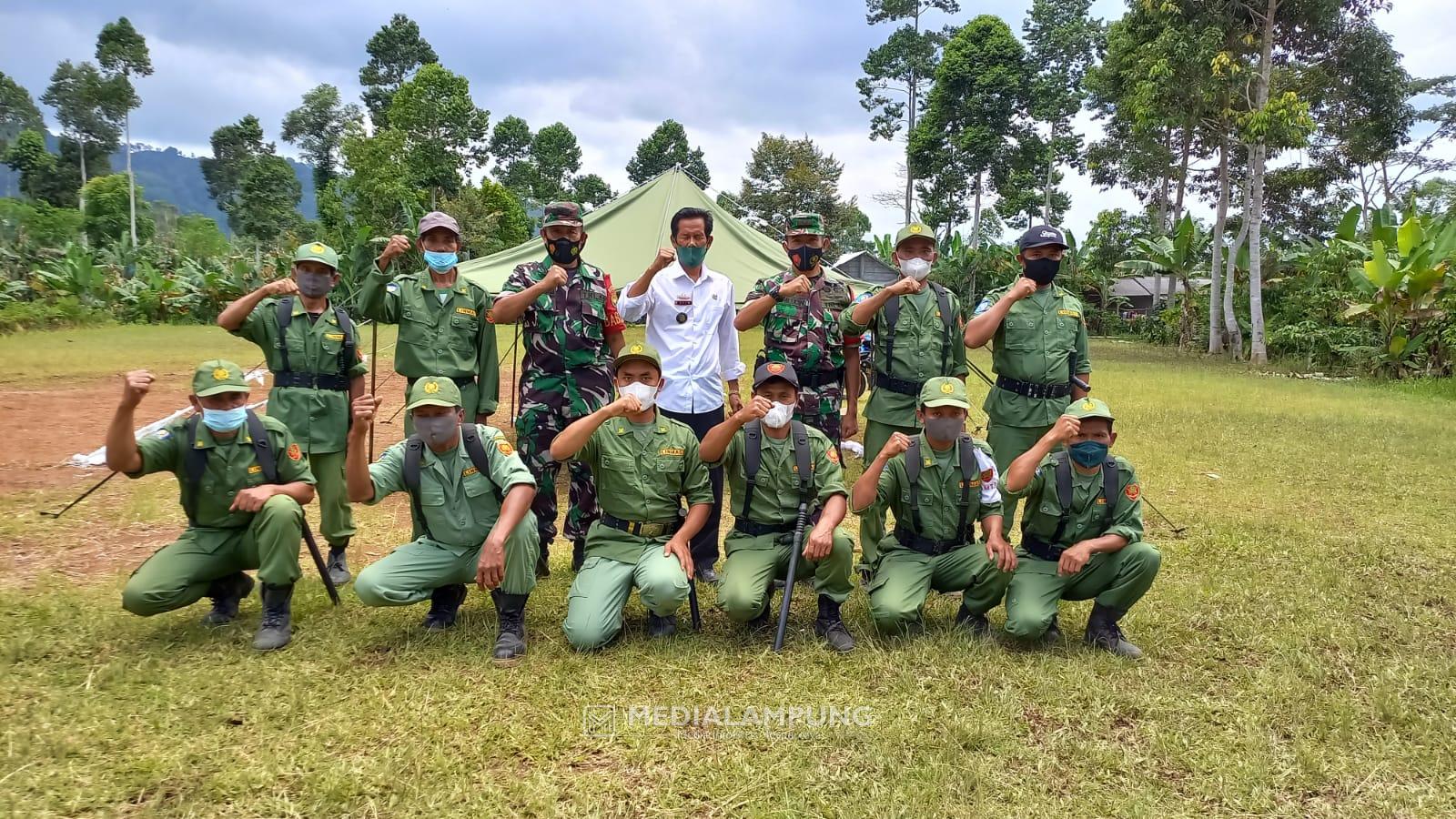 Sambut Pilratin, Linmas Pekon Mekarjaya Ikuti Pembinaan oleh TNI Koramil Sumberjaya  