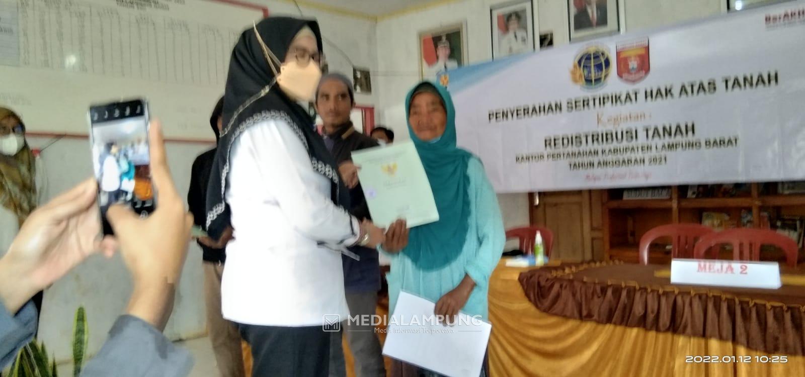 BPN Lambar Bagikan Sertifikat PTSL Pekon Tigajaya 