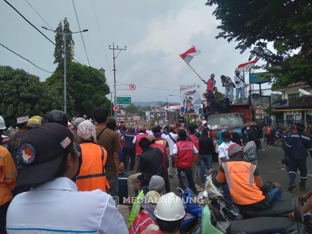 Buruh TKBM Pelabuhan Panjang Lakukan Aksi Unjuk Rasa di Depan Kantor Walikota Bandarlampung