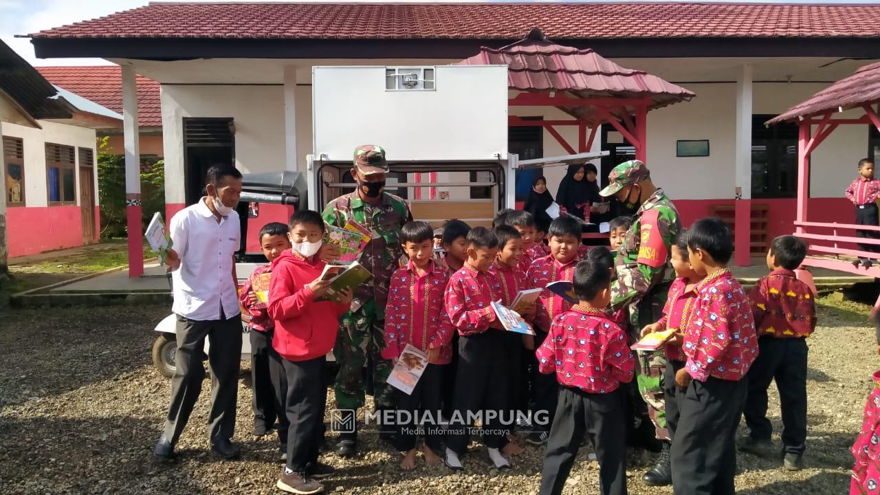 Sosialisasikan Vaksinasi Covid-19, TNI Kunjungi SD/MI di Waytenong