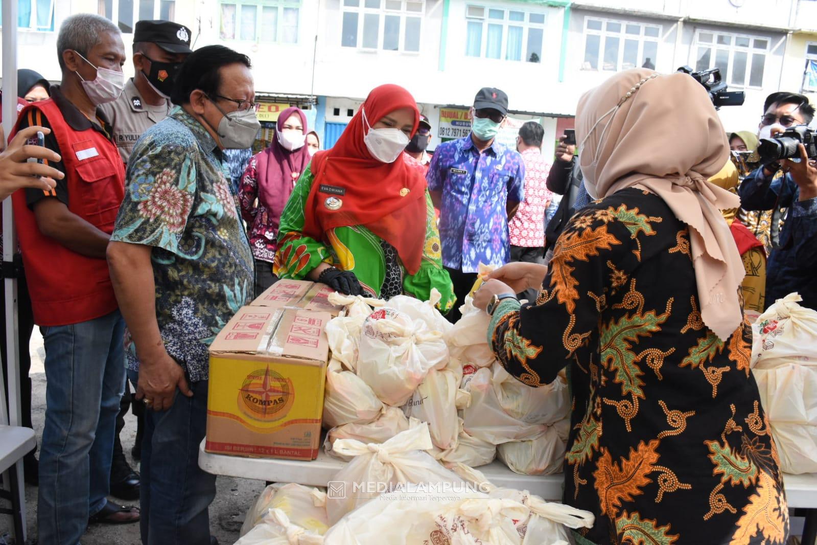 Tinjau Operasi Pasar, Bunda Eva Sampaikan ucapan Terimakasih ke Gubernur