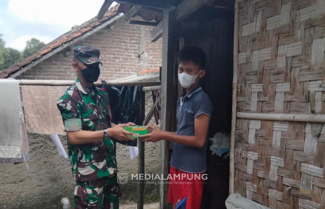 Wujud Kepedulian, Koramil Panjang Bagikan Nasi Kotak ke Warga Wilayah Binaan