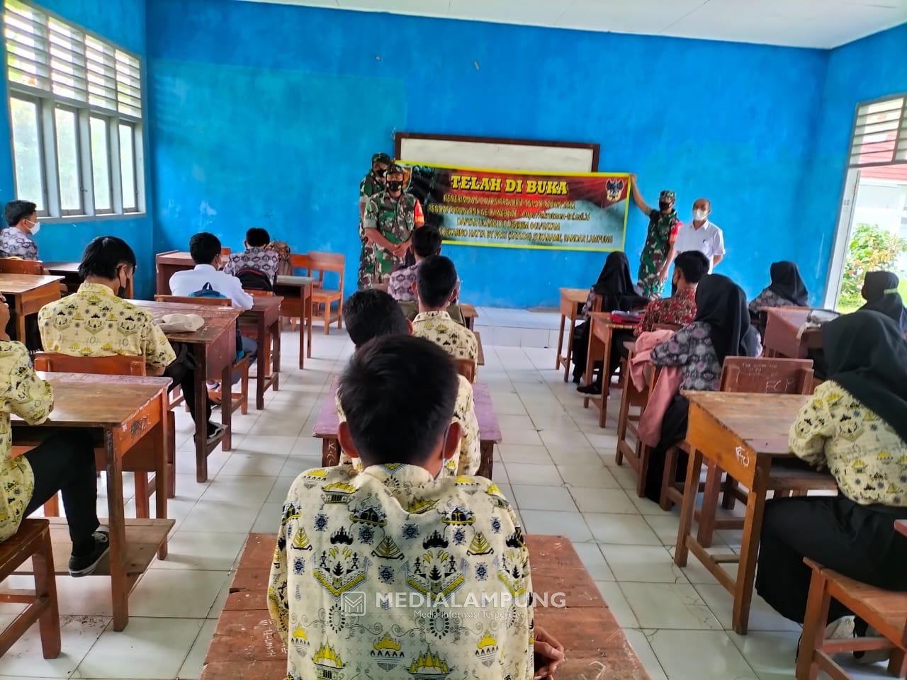 Sambangi Sekolah, Babinsa Sosialisasikan Penerimaan Prajurit TNI AD