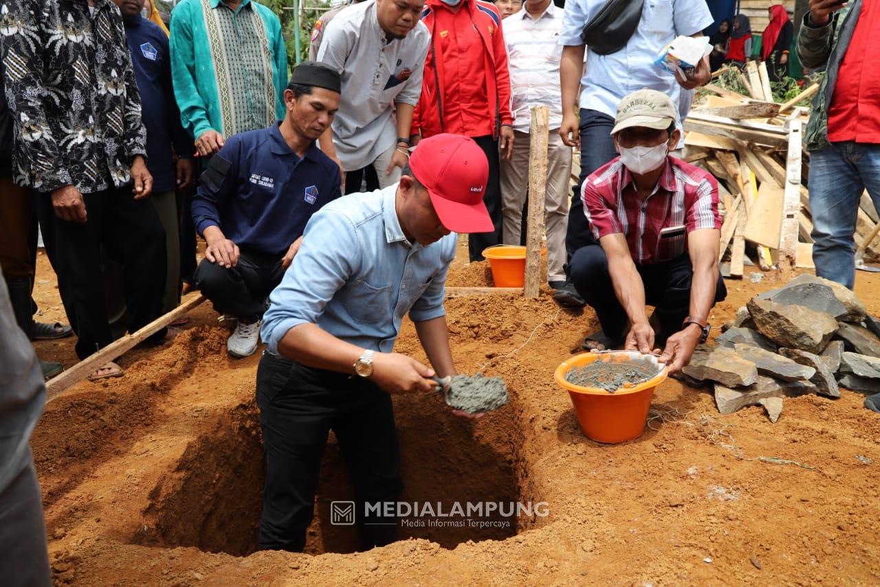 Pakcik Lakukan Peletakan Batu Pertama dan Sumbang Dana Pembangunan Masjid Pekon Sukadamai